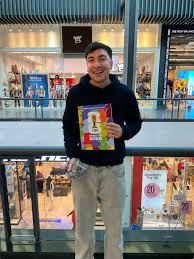 Cliente Eagle Store con caja de figuritas Panini en Rosario