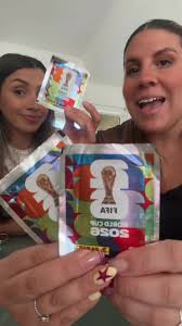 Amigas clientas Eagle Store con álbum Panini en San Isidro