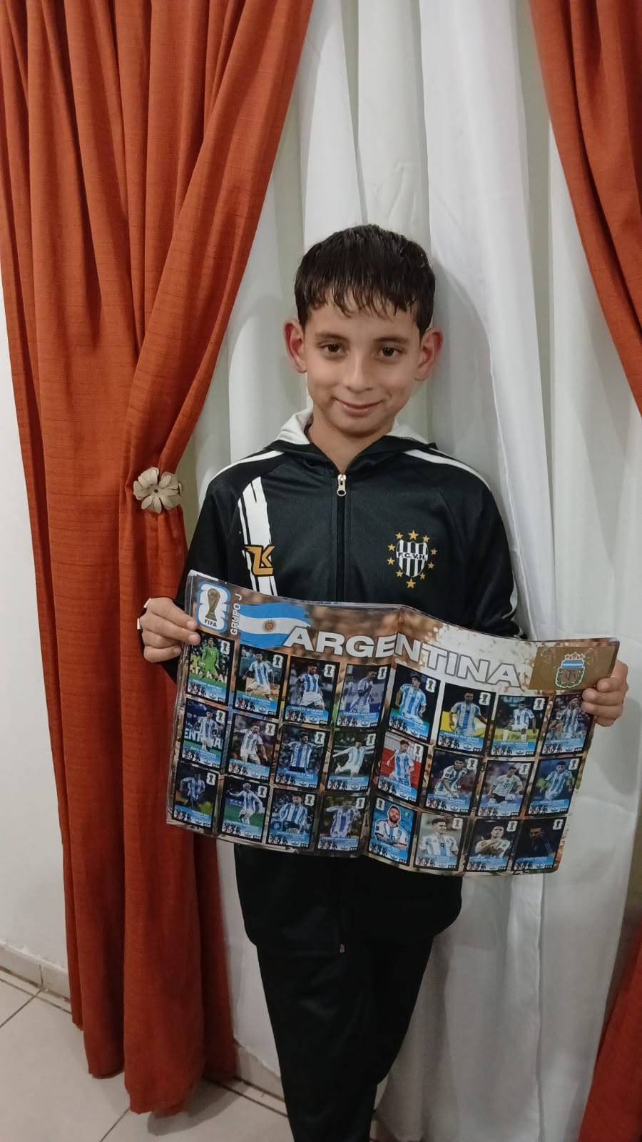 Cliente Eagle Store con álbum Panini en Villa María