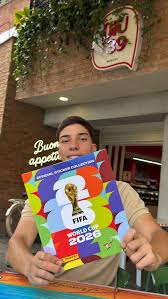Cliente Eagle Store con álbum Panini en Bariloche