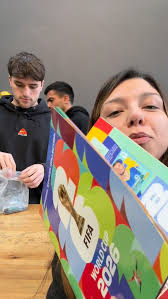 Grupo de clientes Eagle Store con álbum Panini en Posadas